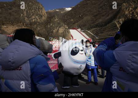 Pechino, Cina. 06th Feb 2022. Mascot Bing DWEN DWEN mantiene le persone intrattenute durante un ritardo al corso Men's Downhill prima che la gara sia stata posticipata a causa delle condizioni atmosferiche al Centro Nazionale di Sci Alpino di Yanqing alle Olimpiadi invernali di Pechino 2022 di domenica 6 febbraio 2022. Foto di Paul Hanna/UPI Credit: UPI/Alamy Live News Foto Stock