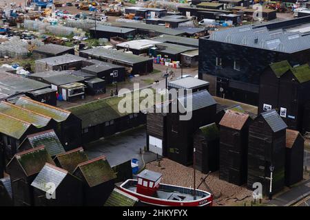 Hastings, East Sussex, Regno Unito. 06 Feb 2022. UK Meteo: Tempo ventoso nella città balneare di Hastings in East Sussex. Le vecchie capanne a rete Stade e barche da pesca. Photo Credit: Paul Lawrenson /Alamy Live News Foto Stock