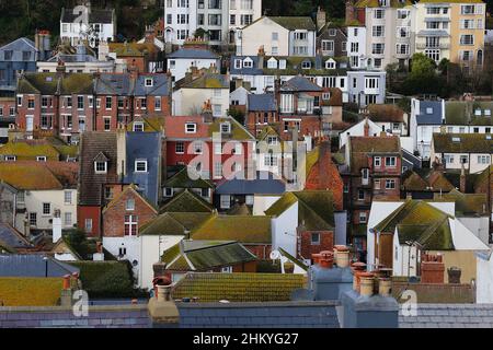 Hastings, East Sussex, Regno Unito. 06 Feb 2022. UK Meteo: Tempo ventoso nella città balneare di Hastings in East Sussex. Tetti della città vecchia di Hastings. Photo Credit: Paul Lawrenson /Alamy Live News Foto Stock