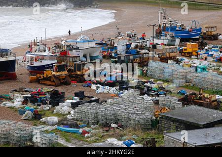 Hastings, East Sussex, Regno Unito. 06 Feb 2022. UK Meteo: Tempo ventoso nella città balneare di Hastings in East Sussex. La Stade, spiaggia ha lanciato la flotta di pesca. Photo Credit: Paul Lawrenson /Alamy Live News Foto Stock