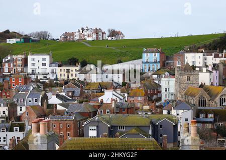 Hastings, East Sussex, Regno Unito. 06 Feb 2022. UK Meteo: Tempo ventoso nella città balneare di Hastings in East Sussex. Città vecchia di Hastings e collina della scogliera occidentale. Photo Credit: Paul Lawrenson /Alamy Live News Foto Stock