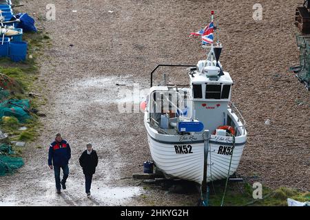 Hastings, East Sussex, Regno Unito. 06 Feb 2022. UK Meteo: Tempo ventoso nella città balneare di Hastings in East Sussex. Una passeggiata di un paio a bordo di una barca da pesca sulla spiaggia. Photo Credit: Paul Lawrenson /Alamy Live News Foto Stock