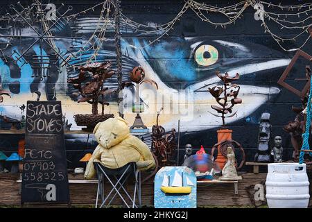 Hastings, East Sussex, Regno Unito. 06 Feb 2022. UK Meteo: Tempo ventoso nella città balneare di Hastings in East Sussex. Opere d'arte su una delle spiagge da pesca. Photo Credit: Paul Lawrenson /Alamy Live News Foto Stock