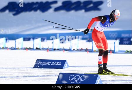 (220206) -- ZHANGJIAKOU, 6 febbraio 2022 (Xinhua) -- Shang Jincai della Cina compete durante lo Sci di fondo gli uomini 15km + 15km Skiathlon al Centro Nazionale di Sci di fondo a Zhangjiakou, provincia di Hebei della Cina settentrionale, 6 febbraio 2022. (Xinhua/Deng Hua) Foto Stock