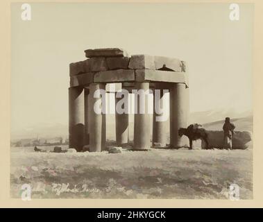 Arte ispirata a S 83. Moschea turca, costruita da frammenti del Tempio di Giove. Baalbec. Siria. (Il granito delle colonne proviene da Assouan, Alto Egitto)., Siria (titolo della serie), Bonfils. 466 Balbek. Coupole de Douris, un rifugio costruito sostenuto da colonne di pietra. La fotografia, opere classiche modernizzate da Artotop con un tuffo di modernità. Forme, colore e valore, impatto visivo accattivante sulle emozioni artistiche attraverso la libertà delle opere d'arte in modo contemporaneo. Un messaggio senza tempo che persegue una nuova direzione selvaggiamente creativa. Artisti che si rivolgono al supporto digitale e creano l'NFT Artotop Foto Stock