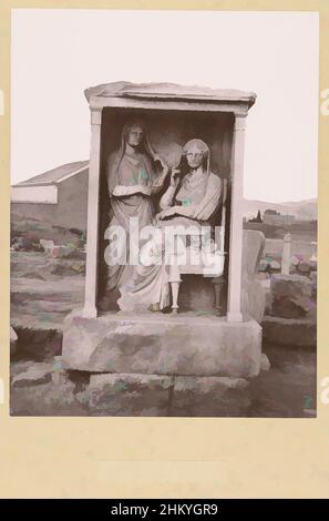 Arte ispirata dalla Tomba delle sorelle Demetria e Pamphylia ad Atene, G.23. Tomba delle suore Demetria e Pamphilia. Antico cimitero, Atene., Grecia (titolo della serie), la fotografia fa parte della serie di fotografie della Grecia raccolte da Richard Polak., Athene, Paesi Bassi, c, opere classiche modernizzate da Artotop con un tuffo di modernità. Forme, colore e valore, impatto visivo accattivante sulle emozioni artistiche attraverso la libertà delle opere d'arte in modo contemporaneo. Un messaggio senza tempo che persegue una nuova direzione selvaggiamente creativa. Artisti che si rivolgono al supporto digitale e creano l'NFT Artotop Foto Stock