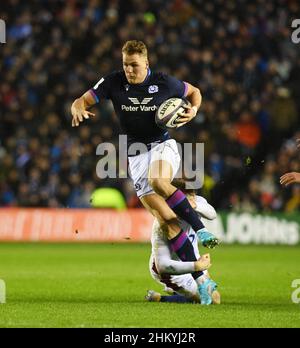 BT Murrayfield Stadium.Edinburgh.Scotland.UK.5th Feb 22 Guinness Six Nations Scotland vs Inghilterra match. Duhan ven der Merwe della Scozia affrontato da Elliot Daly Credit: eric mccowat/Alamy Live News Foto Stock