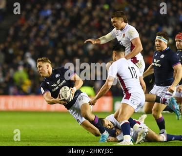 BT Murrayfield Stadium.Edinburgh.Scotland.UK.5th Feb 22 Guinness Six Nations Scotland vs Inghilterra match. Duhan ven der Merwe della Scozia affrontato da Elliot Daly Credit: eric mccowat/Alamy Live News Foto Stock