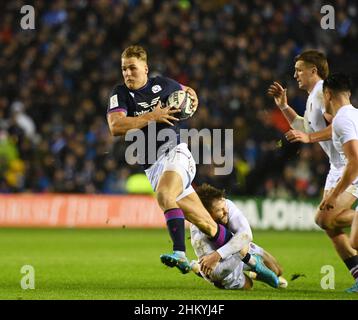 BT Murrayfield Stadium.Edinburgh.Scotland.UK.5th Feb 22 Guinness Six Nations Scotland vs Inghilterra match. Duhan ven der Merwe della Scozia affrontato da Elliot Daly Credit: eric mccowat/Alamy Live News Foto Stock