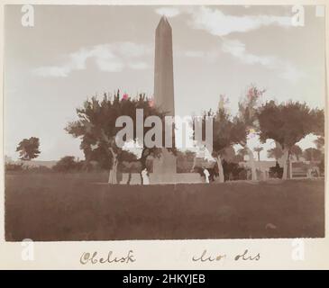 L'arte ispirata dall'obelisco di Heliopolis, visitata da diverse persone, venne da cavallo e carrozza, Egitto, Obelisco di Heliopolis, L. Heldring, Egypte, 1898, supporto fotografico, altezza 79 mm x larghezza 109 mm, opere classiche modernizzate da Artotop con un tocco di modernità. Forme, colore e valore, impatto visivo accattivante sulle emozioni artistiche attraverso la libertà delle opere d'arte in modo contemporaneo. Un messaggio senza tempo che persegue una nuova direzione selvaggiamente creativa. Artisti che si rivolgono al supporto digitale e creano l'NFT Artotop Foto Stock