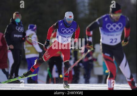 Zhangjiakou, la provincia cinese di Hebei. 6th Feb 2022. Liu rongsheng (C) della Cina compete durante lo sci di fondo Skiathlon maschile del 15km 15km presso il National Cross-Country Sci Center a Zhangjiakou, nella provincia di Hebei della Cina settentrionale, il 6 febbraio 2022. Credit: HU Huhu/Xinhua/Alamy Live News Foto Stock