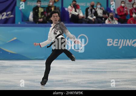 Pechino, Cina. 06th Feb 2022. Vincent Zhou degli Stati Uniti simula un calcio nella sua performance a tema di arti marziali durante l'evento maschile Single Figure Skating Free Skating Team nello Stadio al coperto della capitale alle Olimpiadi invernali di Pechino 2022 di domenica 6 febbraio 2022. Zhou ha segnato un 171,44 per prendere il terzo posto lasciando gli Stati Uniti al secondo posto assoluto nel team evento. Foto di Richard Ellis/UPI Credit: UPI/Alamy Live News Foto Stock