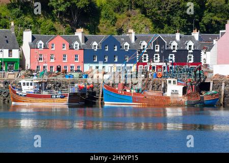 Case colorate fieggiano il porto di Tobermory, la capitale dell'isola di Mull, Argyl, Scozia, Regno Unito Foto Stock