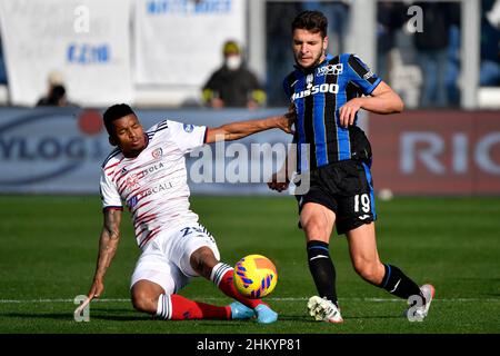 Dalbert di Cagliari Calcio e Remo Freuler di Atalanta BC gareggiano per la palla durante la Serie A partita di calcio tra Atalanta BC e Cagliari Calcio allo stadio Atleti Azzurri d'Italia di Bergamo (Italia), 6th febbraio 2022. Foto Andrea Staccioli / Insidefoto Foto Stock