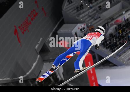 (220206) -- ZHANGJIAKOU, 6 febbraio 2022 (Xinhua) -- Koudelka romana della Repubblica Ceca compete durante il salto di sci uomo normale collina individuale 1st Round presso il National Ski Jumping Center di Zhangjiakou, nord della Cina Hebei Provincia, 6 febbraio 2022. (Xinhua/Feng Kaihua) Foto Stock