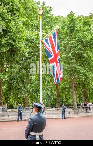 Il personale della RAF si occupa del percorso in preparazione della sfilata del centenario della RAF, The Mall, Londra, UK Foto Stock