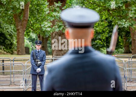 Il personale della RAF si occupa del percorso in preparazione della sfilata del centenario della RAF, The Mall, Londra, UK Foto Stock