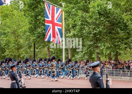 RAF Pipes and Drums march Down the Mall come parte delle celebrazioni del centenario RAF, The Mall, Londra Foto Stock