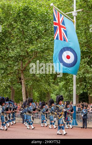 RAF Pipes and Drums march Down the Mall come parte delle celebrazioni del centenario RAF, The Mall, Londra Foto Stock