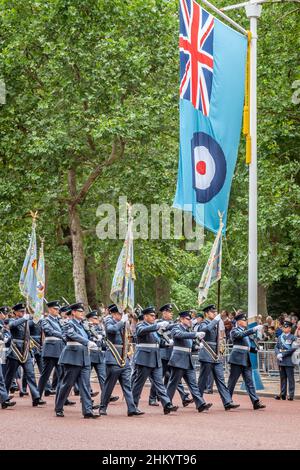 RAF Standards march Down the Mall come parte delle celebrazioni del centenario RAF, The Mall, Londra Foto Stock