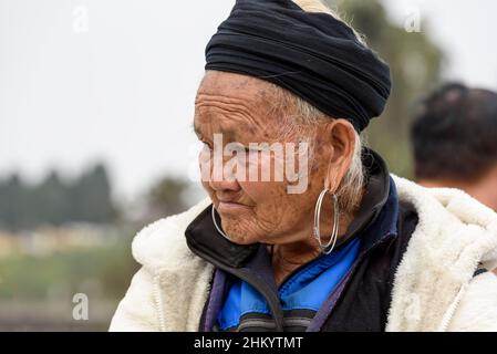 Ritratto di una donna anziana della tribù degli Hmong neri in un mercato a Sapa (SA Pa), Provincia di Lao Cai, Vietnam, Sud-Est asiatico Foto Stock