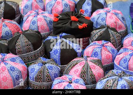 Cappelli tradizionali della tribù Hmong in vendita in un mercato a Sapa (SA Pa), Provincia di Lao Cai, Vietnam, Sud-Est asiatico Foto Stock