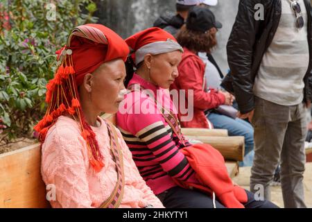 Due donne della tribù Red Dao nel villaggio Cat Cat Cat, Sapa (SA Pa), Provincia di Lao Cai, Vietnam, Sud-est asiatico Foto Stock