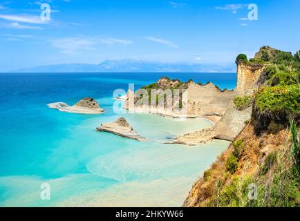 Scogliere di Cape Drastis vicino a Sidari e Peroulades sull'isola di Corfù in Grecia. Famose formazioni rocciose con piccola spiaggia e costa frastagliata. Greco popolare Foto Stock