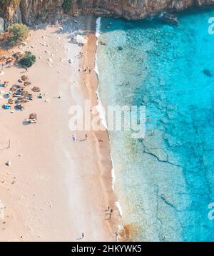 Vista aerea sulla spiaggia limpida e sulle acque turchesi della Valle delle Farfalle. Turchia. Foto Stock