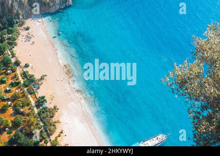 Veduta aerea della spiaggia di sabbia bianca e del mare turchese della Valle delle Farfalle, Fethiye, Turchia. Foto Stock
