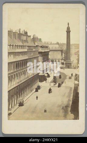 Arte ispirata da Street View di Rue de la Paix, Parigi, Rue de la Paix, carte-de-visite, cosiddetto istantaneamente, che mostra la prima strada di Place Vendôme a Parigi, con carrozze in movimento e persone a piedi., Parigi, c.. 1865, cartone, carta, stampa albume, altezza 101 mm x larghezza 64 mm, opere classiche modernizzate da Artotop con un tocco di modernità. Forme, colore e valore, impatto visivo accattivante sulle emozioni artistiche attraverso la libertà delle opere d'arte in modo contemporaneo. Un messaggio senza tempo che persegue una nuova direzione selvaggiamente creativa. Artisti che si rivolgono al supporto digitale e creano l'NFT Artotop Foto Stock