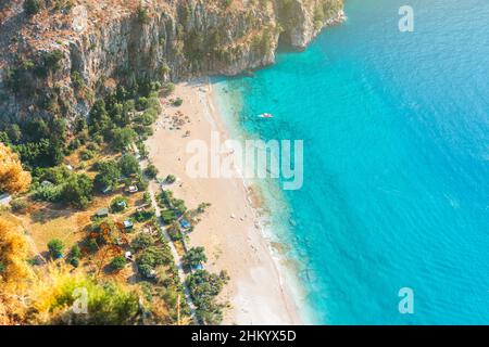 Vista spettacolare della spiaggia di sabbia bianca e del mare turchese della Butterfly Valley. La Valle delle farfalle (in turco: Kelebekler Vadisi) è una valle situata a Fethiye, in località Fethiye Foto Stock