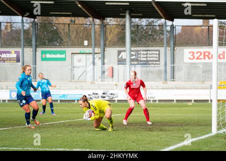 Dartford, Regno Unito. 06th Feb 2022. Dartford, Inghilterra, febbraio 6th Naoisha McAloon (1 Durham) raccoglie la croce durante la partita del campionato fa Womens tra London City Lionesses e Durham al Princes Park di Dartford, Inghilterra. Sam Mallia/SPP Credit: SPP Sport Press Photo. /Alamy Live News Foto Stock