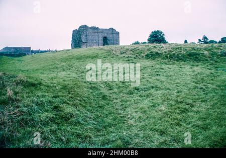 Bowes Castle, castello medievale nel villaggio di Bowes nella contea di Durham, Inghilterra. Costruito all'interno del perimetro dell'ex fortezza romana di Lavatrae, sulla strada romana che è ora il A66. Resti di bastioni sud-ovest con Bowes tenere dietro. Scansione di archivio da un vetrino. Settembre 1977. Foto Stock