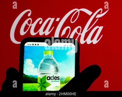 5 febbraio 2022, Ucraina: In questa illustrazione di foto, il logo dell'acqua potabile di ADES è visualizzato su uno schermo dello smartphone con un logo Coca-Cola sullo sfondo. (Credit Image: © Igor Golovniov/SOPA Images via ZUMA Press Wire) Foto Stock