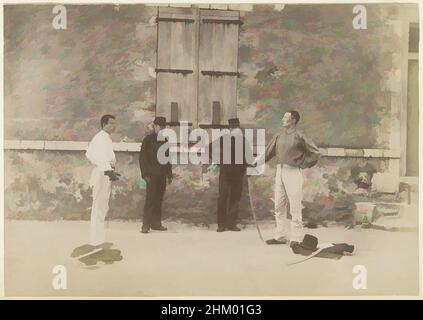 Arte ispirata da soldati con sciabole in una caserma in Francia, parte di album fotografico di un fotografo dilettante francese con foto di una famiglia, distilleria Delizy &amp; Doistau Fils, l'esercito e luoghi di interesse in Francia., Francia, c. 1900 - c. 1910, carta, stampa albume, altezza 118 mm, opere classiche modernizzate da Artotop con un tocco di modernità. Forme, colore e valore, impatto visivo accattivante sulle emozioni artistiche attraverso la libertà delle opere d'arte in modo contemporaneo. Un messaggio senza tempo che persegue una nuova direzione selvaggiamente creativa. Artisti che si rivolgono al supporto digitale e creano l'NFT Artotop Foto Stock