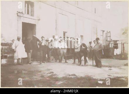 Arte ispirata dal ritratto di gruppo di una festa di caccia di fronte a una casa con finestre in muratura in Francia, parte di album fotografico di un fotografo dilettante francese con foto di una famiglia, distilleria Delizy &amp; Doistau Fils, l'esercito e luoghi di interesse in Francia., Francia, c.. 1900 - c, opere classiche modernizzate da Artotop con un tocco di modernità. Forme, colore e valore, impatto visivo accattivante sulle emozioni artistiche attraverso la libertà delle opere d'arte in modo contemporaneo. Un messaggio senza tempo che persegue una nuova direzione selvaggiamente creativa. Artisti che si rivolgono al supporto digitale e creano l'NFT Artotop Foto Stock