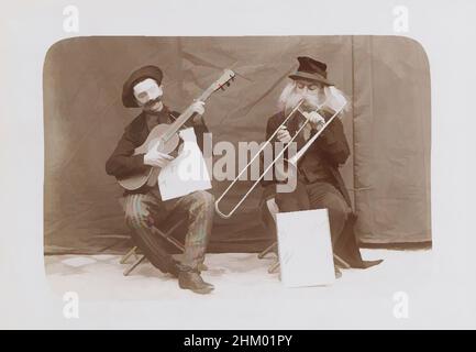 Arte ispirata a due musicisti che hanno insegne con iscrizioni, presumibilmente attori dilettanti francesi, il testo francese sui segni è intenzionalmente mal scritto. Iscrizione segno sinistro (parzialmente illeggibile): [..., Francia, c.. 1900 - c. 1910, carta, supporto fotografico, altezza 95 mm x larghezza 138, opere classiche modernizzate da Artotop con un tocco di modernità. Forme, colore e valore, impatto visivo accattivante sulle emozioni artistiche attraverso la libertà delle opere d'arte in modo contemporaneo. Un messaggio senza tempo che persegue una nuova direzione selvaggiamente creativa. Artisti che si rivolgono al supporto digitale e creano l'NFT Artotop Foto Stock