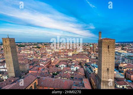 Veduta aerea della Cattedrale di Bologna e delle torri sopra i tetti della Città Vecchia nella città medievale di Bologna Foto Stock