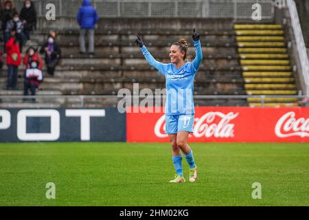 Francoforte, Germania. 06th Feb 2022. Francoforte, Germania, febbraio 6th Ereleta Memeti (17 Friburgo) festeggia il suo obiettivo durante la partita di flyeralarm Frauen-Bundesliga 2021/2022 tra Eintracht Frankfurt e SC Friburgo allo Stadio di Brentanobad a Francoforte sul meno, Germania. Norina Toenges/Sports Press Phot Credit: SPP Sport Press Photo. /Alamy Live News Foto Stock