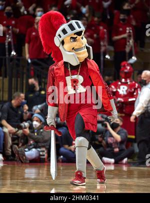 Piscataway, New Jersey, Stati Uniti. 6th Feb 2022. Rutgers Scarlet Knights Mascot durante l'azione di pallacanestro dei Big Ten tra i Michigan state Spartans e i Rutgers Scarlet Knights presso la Jersey Mikes Arena di Piscataway, New Jersey, sabato 5 2022 febbraio. Rutgers sconvolse il Michigan state 84-63. Duncan Williams/CSM/Alamy Live News Foto Stock