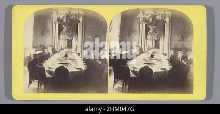 Arte ispirata dalla sala da pranzo nel Municipio di Parigi, Salle à Manger (Hotel-de-Ville de Paris), Hotel-de-ville di Parigi (titolo della serie), Ernest Eléonor Pierre Lamy, Stadhuis, c.. 1860 - c. 1880, cartone, stampa albume, altezza 85 mm x larghezza 170 mm, opere classiche modernizzate da Artotop con un tocco di modernità. Forme, colore e valore, impatto visivo accattivante sulle emozioni artistiche attraverso la libertà delle opere d'arte in modo contemporaneo. Un messaggio senza tempo che persegue una nuova direzione selvaggiamente creativa. Artisti che si rivolgono al supporto digitale e creano l'NFT Artotop Foto Stock