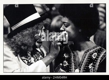 Bernice Collins (l), il primo Black Ringling Bros. Clown aiuta una donna alle audizioni per il Ringling Bros Clown College. A Uniondale, Long Island, New York. Circa 1979. Foto Stock