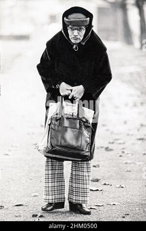 NYPD cop Rita Kaplowitz, un poliziotto. Conosciuta anche come Rita violentabile e strappata Rita, vestita come una donna borsa. Nel Central Park di Manhattan nel 1980. Foto Stock