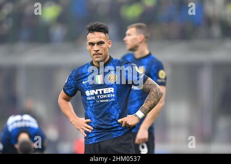 Milano, Italia. 05th Feb 2022. Lautaro Martinez (10) di Inter ha visto nella Serie una partita tra Inter e AC Milano a Giuseppe Meazza a Milano. (Photo Credit: Gonzales Photo/Alamy Live News Foto Stock