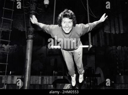 MICHAEL CRAWFORD si prepara per il suo ruolo protagonista nella produzione teatrale londinese di Barnum, allenandosi a New York con la Big Apple Circus School. A Manhattan, 1981. Foto Stock