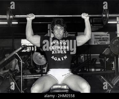 L'allestitore Joe Fulco di 19 anni si allena in palestra dopo aver vinto il concorso 1979 Teenage MR. USA. Foto Stock