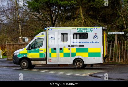 Un'ambulanza di emergenza NHS Scottish Ambulance Service che risponde a una chiamata 999 dal loro deposito a West School Road a Dundee, Scozia Foto Stock