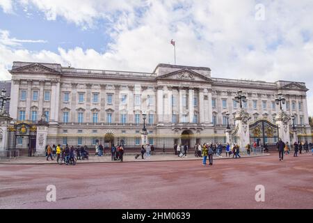 Londra, Regno Unito 6th febbraio 2022. Occupato Buckingham Palace nel giorno del Giubileo del platino della Regina. La Regina Elisabetta II è la prima monarca britannica a celebrare i 70 anni di servizio, con eventi programmati durante tutto l'anno. Credit: Vuk Valcic / Alamy Live News Foto Stock