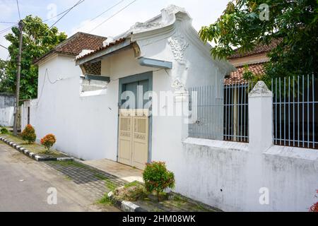 L'architettura della porta d'ingresso di una tipica recinzione cinese o casa. Foto Stock